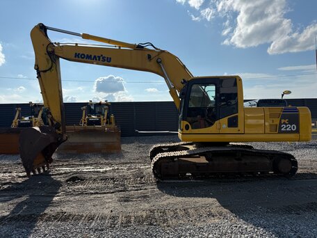 2020 Komatsu PC220-8, жёлтый, 8200000 рублей, вид 5