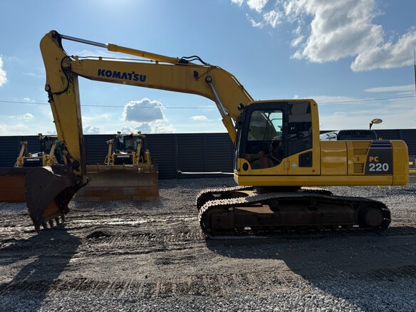 2020 Komatsu PC220-8, жёлтый, 8200000 рублей - вид 4