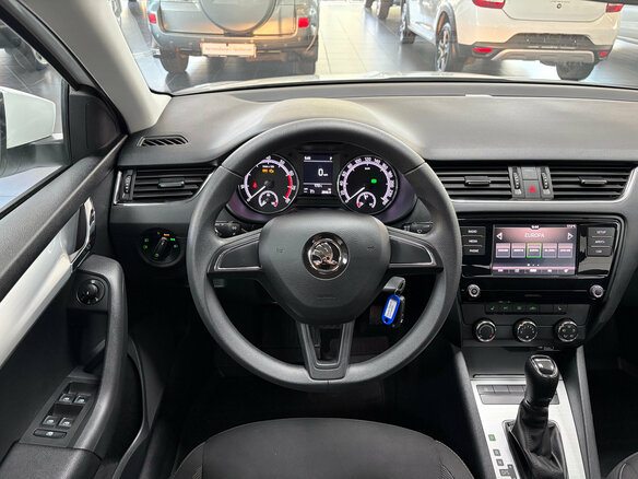 2019 Skoda Octavia III (A7) Рестайлинг, белый, 1840000 рублей - вид 13