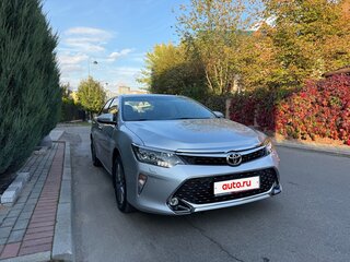 2017 Toyota Camry VII (XV50) Рестайлинг 2, серебристый, 3200000 рублей, вид 4
