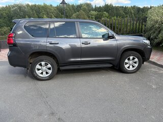 2017 Toyota Land Cruiser Prado 150 Series Рестайлинг 2, серый, 3300000 рублей, вид 2
