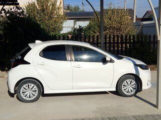 2020 Toyota Yaris IV, белый, 1350000 рублей, вид 2