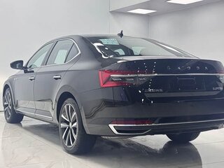 2023 Skoda Superb III Рестайлинг, чёрный, 1850000 рублей, вид 2