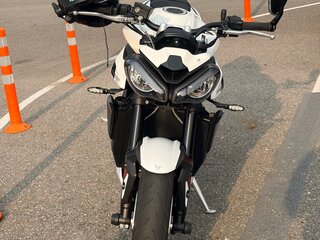 2024 Triumph Street Triple, белый, 1150000 рублей, вид 2