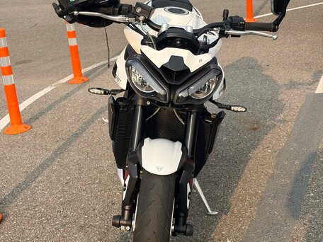 2024 Triumph Street Triple, белый, 1150000 рублей, вид 2