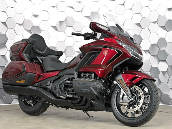 2025 Honda GL 1800 Gold Wing, красный, 3589000 рублей