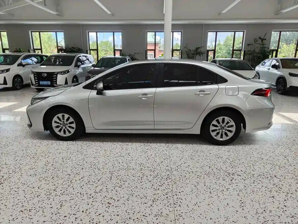 2023 Toyota Corolla XII (E210), серебристый, 1300000 рублей - вид 3