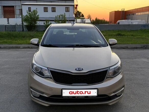 2015 Kia Rio III Рестайлинг, бежевый, 830000 рублей - вид 3