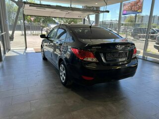 2013 Hyundai Solaris I, чёрный, 620000 рублей, вид 4