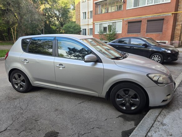 2011 Kia Ceed I Рестайлинг, серебристый, 700000 рублей - вид 2