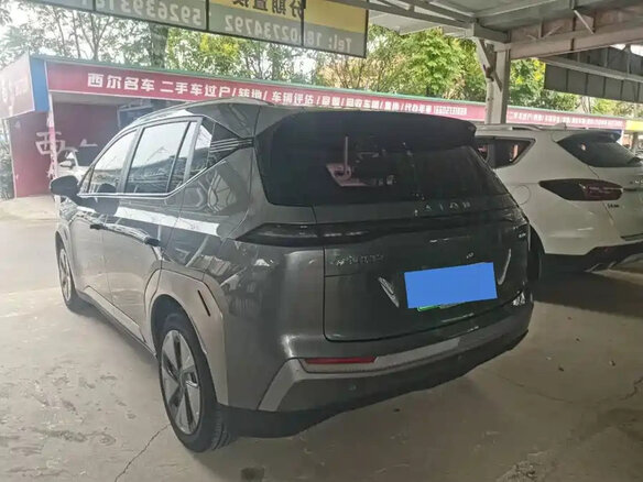 2024 Aion Y Plus 61.7 kWh, серебристый, 1760000 рублей - вид 5