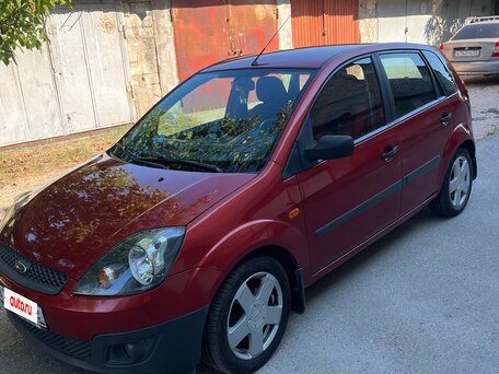 2008 Ford Fiesta Mk5, красный, вид 2