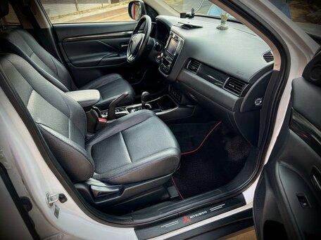 2017 Mitsubishi Outlander III Рестайлинг 2, белый, 1740000 рублей, вид 5