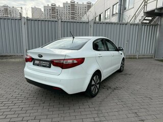 2015 Kia Rio 6-speed III, белый, 1125000 рублей, вид 4