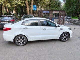 2013 Kia Rio 4-speed III, белый, 650000 рублей, вид 3