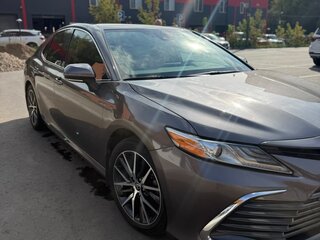 2021 Toyota Camry US Market VIII (XV70) Рестайлинг, серый, 3250000 рублей, вид 1