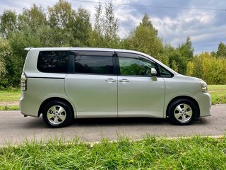 2010 Toyota Voxy II (R70), серый, 1050000 рублей, вид 4