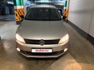 2013 Volkswagen Jetta VI, серебристый, 950000 рублей, вид 1