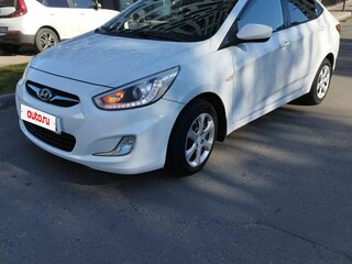 2013 Hyundai Solaris I, белый, 650000 рублей, вид 3