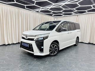 2019 Toyota Voxy III (R80) Рестайлинг, белый, 3049900 рублей, вид 1