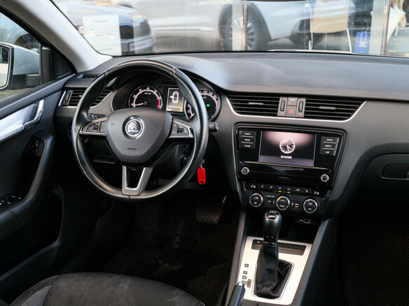 2018 Skoda Octavia III (A7) Рестайлинг, серый, 1890000 рублей - вид 9