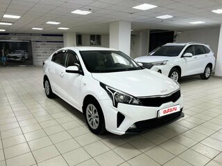 2021 Kia Rio IV Рестайлинг, белый, 1690000 рублей, вид 3