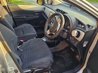 2011 Toyota Vitz III (XP130), серебристый, 850000 рублей, вид 4