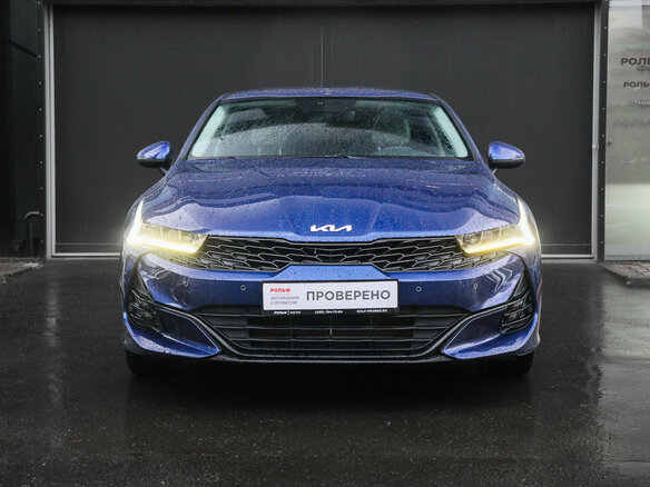 2022 Kia K5 III, синий, 2750000 рублей - вид 1