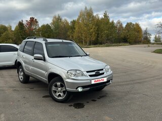 2012 Chevrolet Niva I Рестайлинг, серебристый, 410000 рублей, вид 2