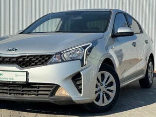 2021 Kia Rio IV Рестайлинг, серебристый, 1650000 рублей, вид 2