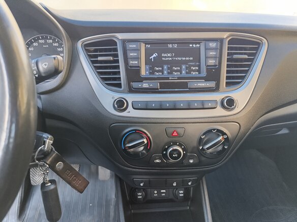 2017 Hyundai Solaris II, серый, 1300000 рублей - вид 12