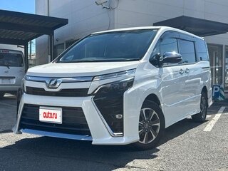 2018 Toyota Voxy III (R80) Рестайлинг, белый, 2250000 рублей, вид 3