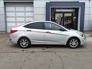 2014 Hyundai Solaris I Рестайлинг, серебристый, 909000 рублей, вид 4