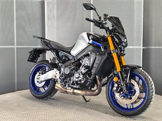 2023 Yamaha MT-09 (FZ-09), серебристый, 1127000 рублей, вид 2