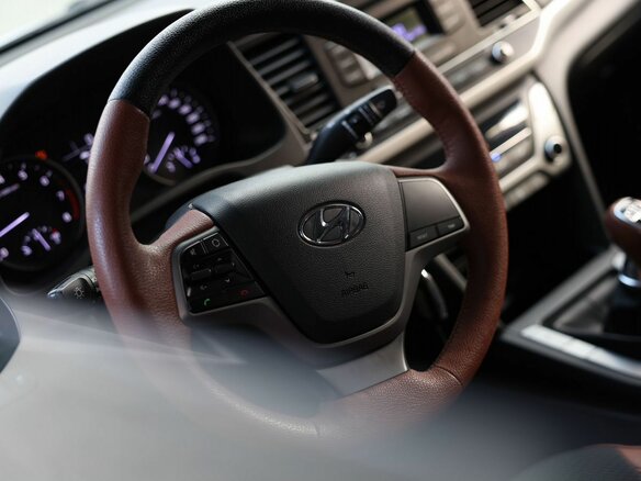 2017 Hyundai Elantra VI (AD), серебристый, 1300000 рублей - вид 10