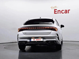 2023 Kia K5 III Рестайлинг, белый, 2400000 рублей, вид 4
