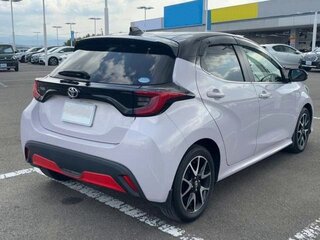 2023 Toyota Yaris IV, белый, 1044000 рублей, вид 3