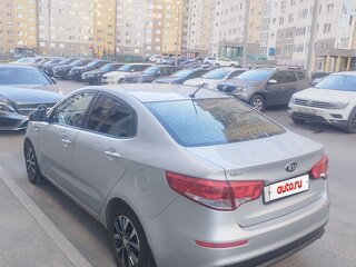 2015 Kia Rio III Рестайлинг, серебристый, 895000 рублей, вид 4