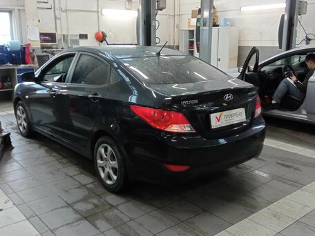 2013 Hyundai Solaris I, чёрный, 635000 рублей, вид 4