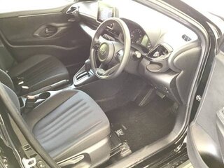 2022 Toyota Yaris IV, чёрный, 1160000 рублей, вид 4