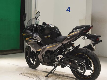 2022 Kawasaki Ninja 400, чёрный, 530000 рублей, вид 3