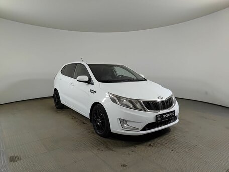 2013 Kia Rio 5-speed III, белый, 696000 рублей, вид 3
