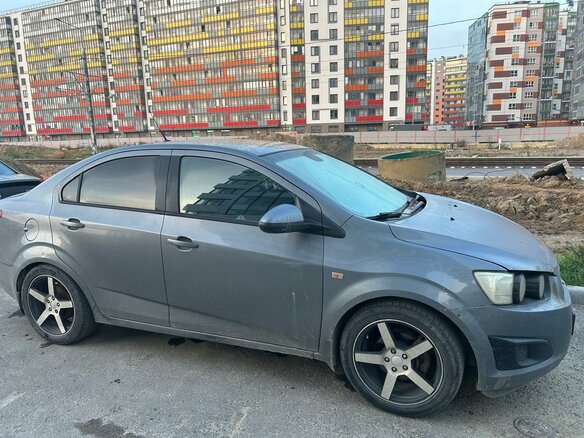 2013 Chevrolet Aveo II, серый, 365000 рублей - вид 2