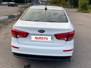 2017 Kia Rio III Рестайлинг, белый, 900000 рублей, вид 5