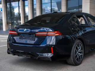 2025 BMW 5 серии 520i VIII (G60/G61/G68), чёрный, 6580000 рублей, вид 5