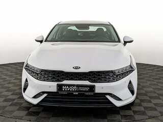 2021 Kia K5 III, белый, 2245000 рублей, вид 2