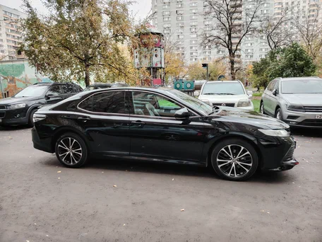 2020 Toyota Camry VIII (XV70), чёрный, 2685000 рублей, вид 4