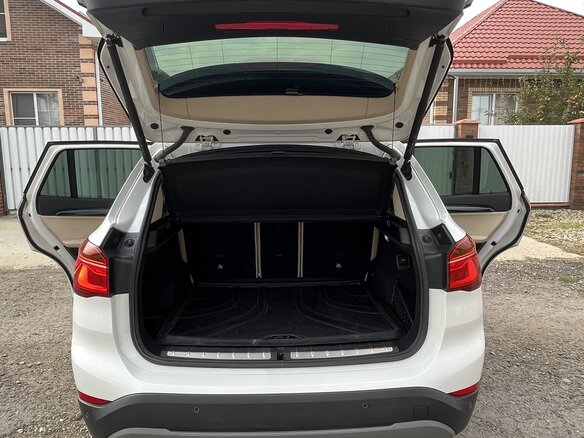 2016 BMW X1 18i sDrive II (F48), белый, 2000000 рублей - вид 9