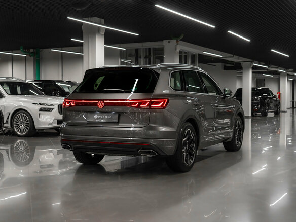 2026 Volkswagen Touareg III Рестайлинг, серый, 12750000 рублей - вид 4