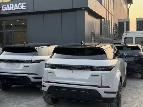 2025 Land Rover Range Rover Evoque L II Рестайлинг, серый, 6599500 рублей - вид 2